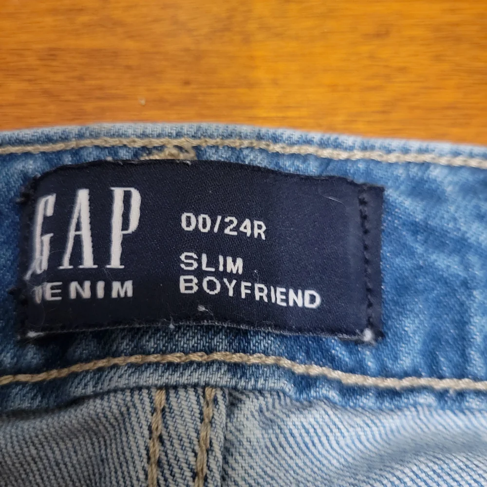 GAP Slim Boyfriend Jeans Light Blue Wash With Light Whiskering | Size 24R | 00 - Picture 3 of 11